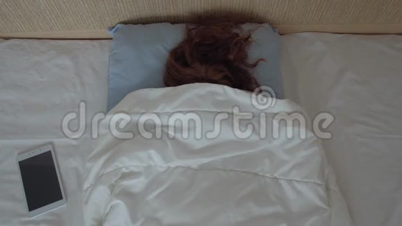 清晨睡觉的女人视频的预览图