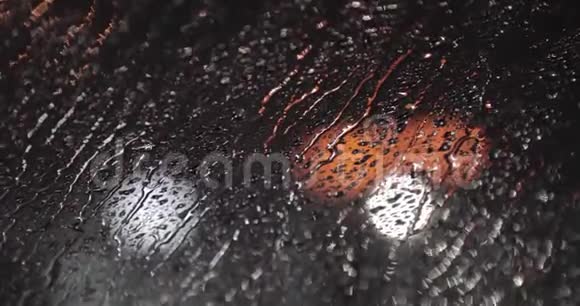 晚上玻璃上有雨滴视频的预览图