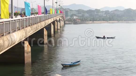 渔人乘船钓鱼桥边有落网视频的预览图