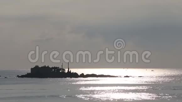 黎明时在海中的小悬崖岛上看房子视频的预览图