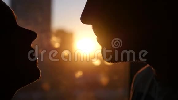 情侣男女在日落时分在阳光下接吻有镜头的效果4k3840x2160视频的预览图