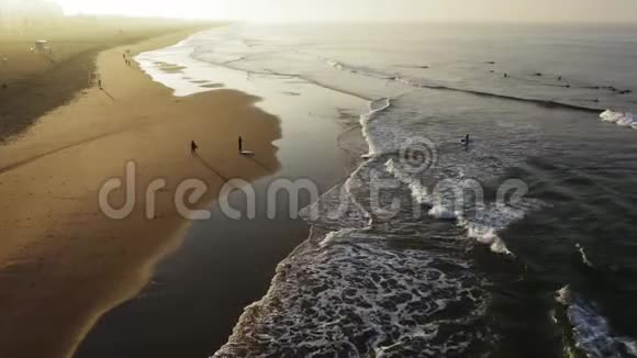 加利福尼亚的冲浪者在黎明水中视频的预览图