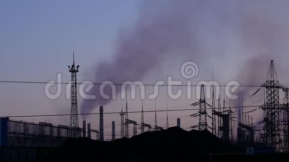 工业工厂的空气污染管道把黑烟抛向夜空吊线和电动支架视频的预览图