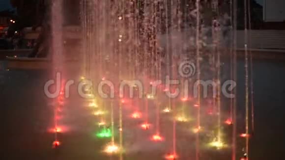 夜间城市喷泉细节视频的预览图
