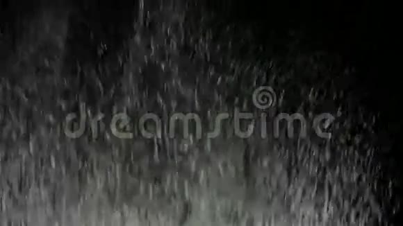 慢镜头面粉筛在黑色背景下特写视频的预览图