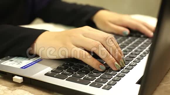 年轻的穆斯林妇女在办公桌文件和电脑上工作视频的预览图