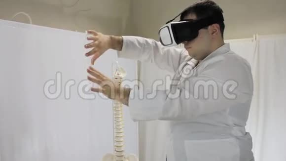 通过虚拟现实眼镜对医学生进行虚拟现实训练视频的预览图