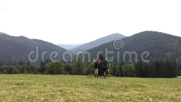 年轻人和女人在草地上跳跃视频的预览图