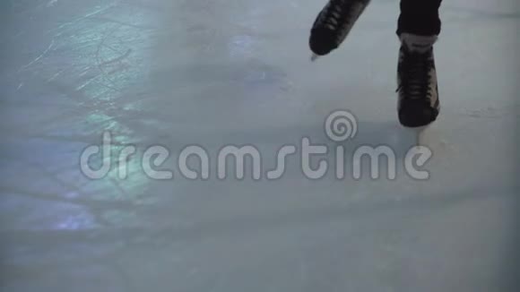 近景男女双足人们在冰上滑冰室内溜冰场上有彩光视频的预览图