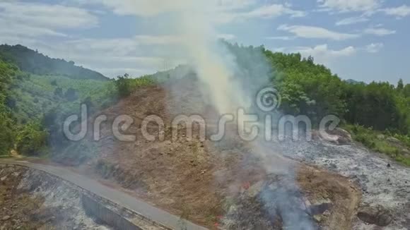 Flycam显示道路部分烟雾之间的焦土视频的预览图