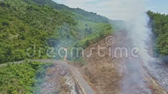 汽车滑板车沿着公路行驶穿过烟雾穿过山丘视频的预览图