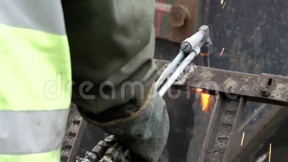 工业金属工人焊接切割一大块金属视频的预览图