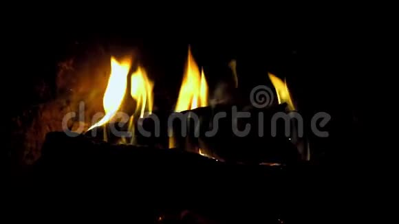火在壁炉里燃烧视频的预览图