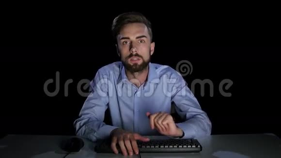 商人在监控电脑前情绪激动黑暗工作室视频的预览图