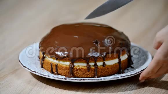 蛋糕加奶油和巧克力釉切一块馅饼视频的预览图