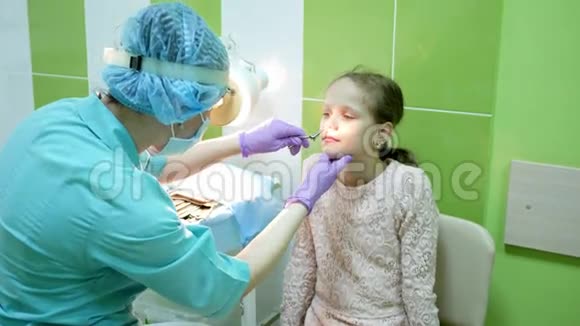 耳鼻喉科儿科医生检查儿童医学中心耳鼻喉科医生儿童手术医生治疗视频的预览图