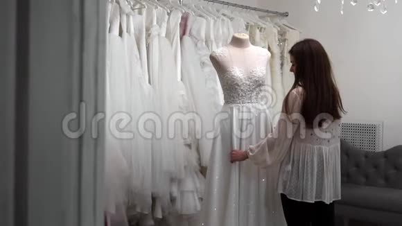 与其他服装相比小屋里的婚纱很漂亮为婚礼做准备买一个婚礼视频的预览图