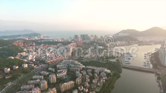 空中繁忙的中国三亚城市日落景色中国4K视频的预览图