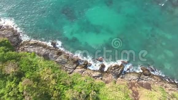 美丽的波浪和海岸悬崖与绿色的手掌热带4K航空景观泰国普吉岛视频的预览图