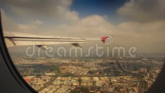 窗外飞机翼下的城市景观视频的预览图