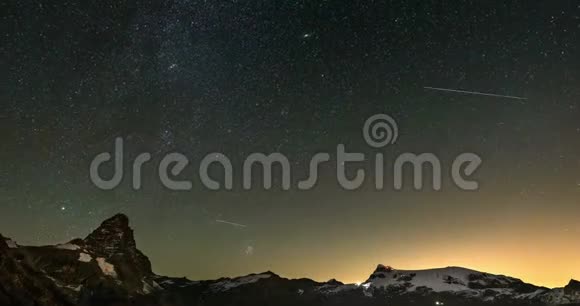 意大利的马特霍恩塞维诺山峰和蒙特罗莎冰川上空的星空消失视频的预览图