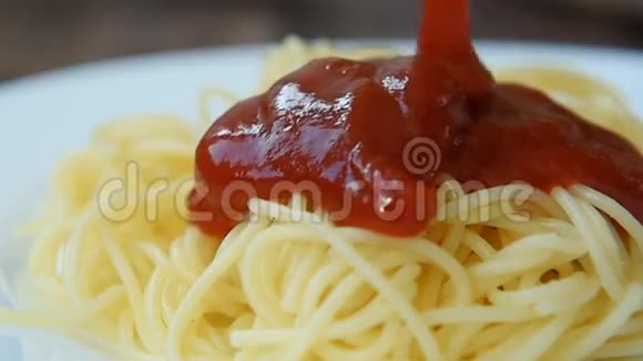 在意大利面上浇番茄酱视频的预览图