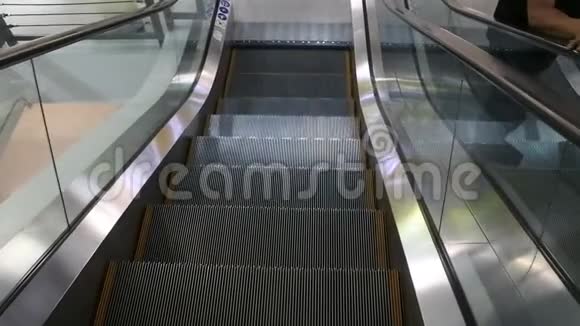 在泰国曼谷市中心百货商店曼谷贸易路人们在百货商店后景自动扶梯下高速视频的预览图