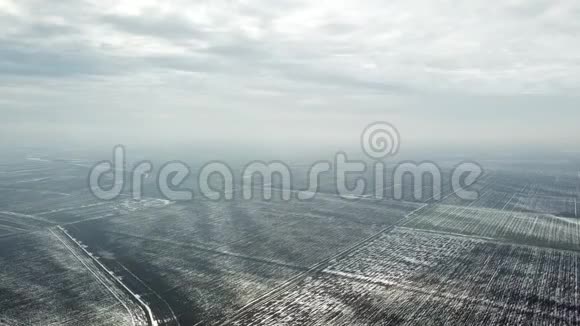 覆盖着雪的农田的俯视图早春视频的预览图