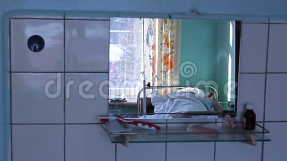手术后的那个人躺在医院里视频的预览图