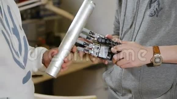 工程师测试创新产品机器人手臂打印3D打印机视频的预览图