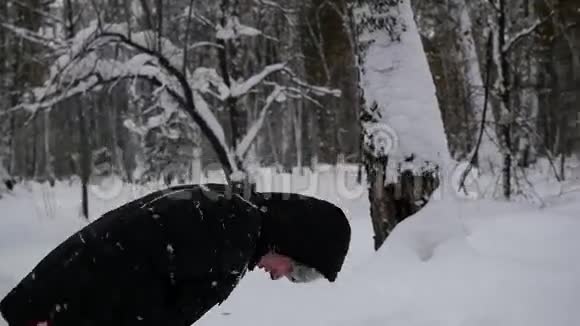 冬天公园里的人在雪地里翻筋斗视频的预览图