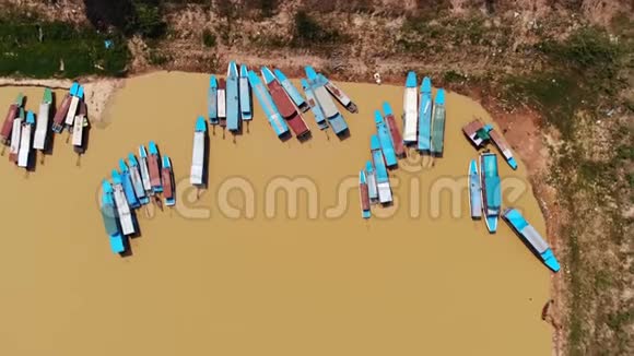 在柬埔寨暹粒的TonleSap湖观赏观光船的空中景色视频的预览图