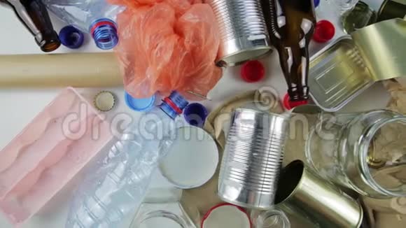 塑料玻璃金属和纸垃圾的回收概念再利用和回收复制空间视频的预览图