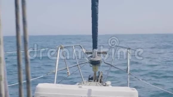 从蓝色海洋上的船头船上看在运动游艇上航行视频的预览图