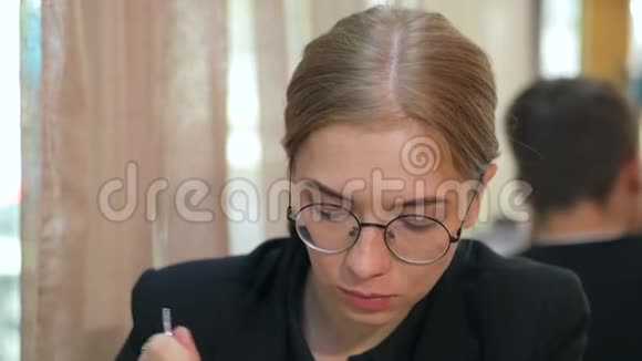 桌子上放着凯撒沙拉的盘子一个拿叉子的女人正在吃沙拉视频的预览图