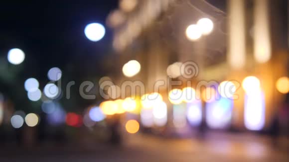 在圣彼得堡有车的夜晚街道摘要bokeh城市背景4k视频的预览图