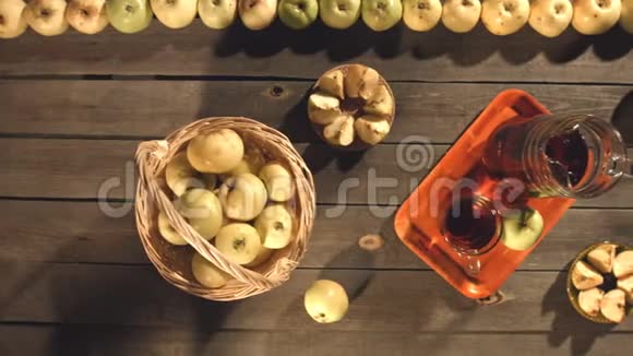 苹果汁和苹果放在桌子上视频的预览图