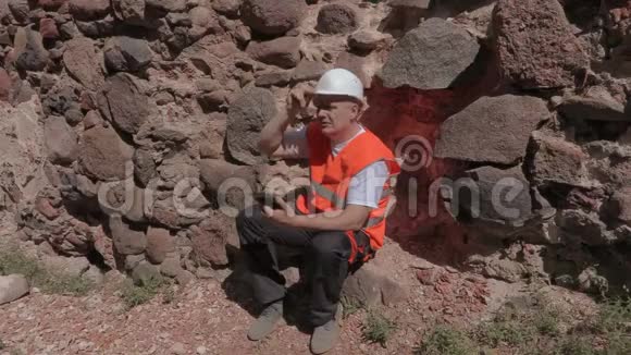 建造者使用靠近石堡城墙的石碑视频的预览图