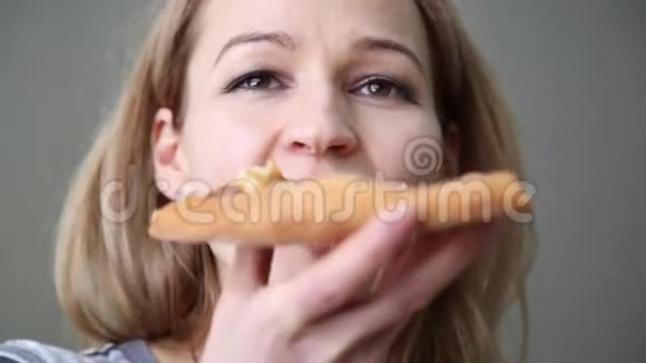 微笑着吃披萨的好女士视频的预览图