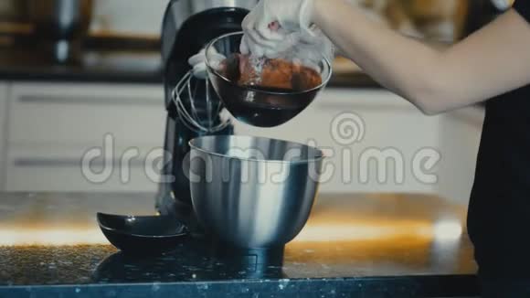 女性从一个透明的碗甜糖浆在一个碗捏视频的预览图