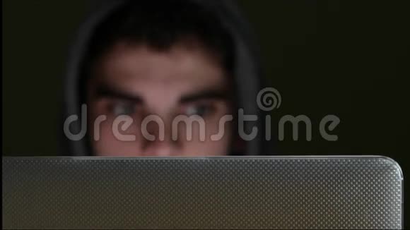 电脑犯罪用电脑屏幕显示人脸视频的预览图