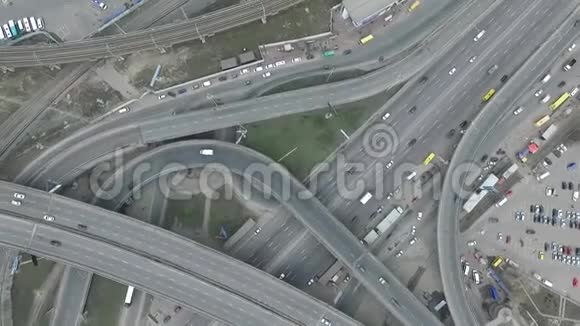 清晨城市立交桥的鸟瞰图视频的预览图
