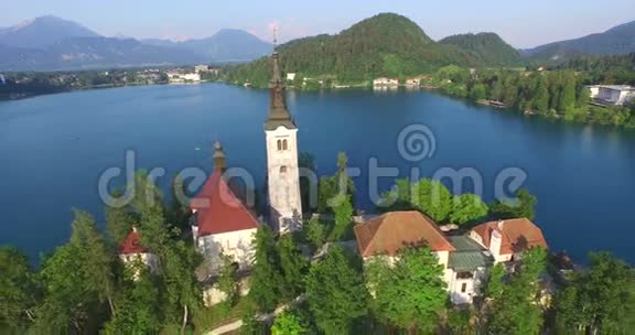 斯洛文尼亚布莱德湖上玛丽亚教堂启用的鸟瞰图视频的预览图