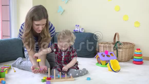 女人和女儿玩五颜六色的木块视频的预览图
