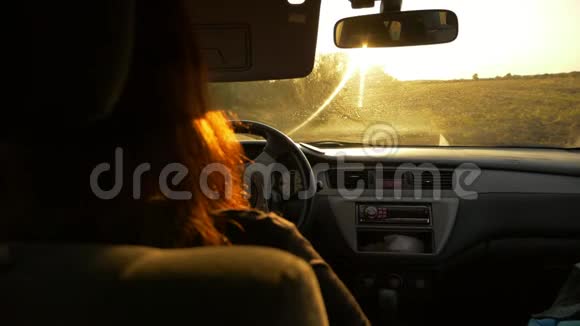 白人女孩坐在车里展示胜利标志手势慢动作特写镜头视频的预览图