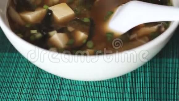 跟踪米索汤碗的镜头视频的预览图