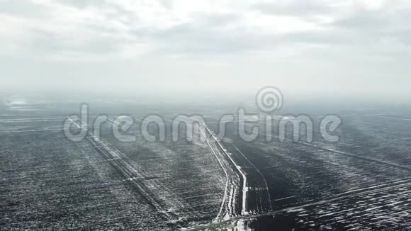 覆盖着雪的农田的俯视图早春视频的预览图