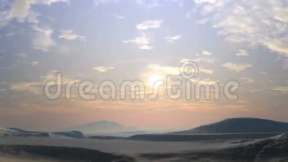 山谷上空的夏日晚霞视频的预览图