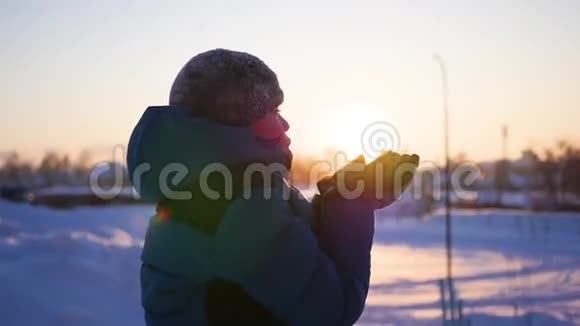 手中的太阳孩子手抓太阳的背景下美丽的夕阳在地平线上自然视频的预览图