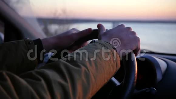 男人在汽车方向盘上的夹克衫慢速运动高清1920x1080视频的预览图